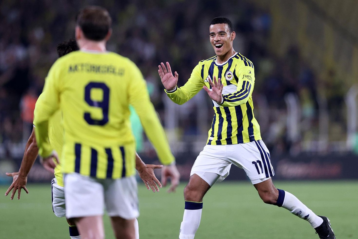 Kadıköy\'de resital! Fenerbahçe yıldızlarıyla tura göz kırptı