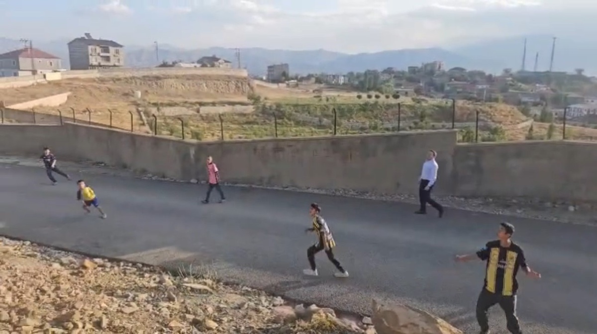 Kaymakam Hülür, Çocuklarla Sokakta Futbol Oynadı