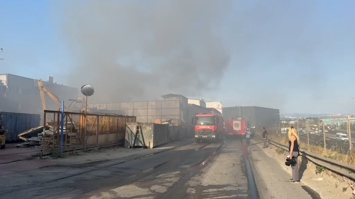 Gebze\'de geri dönüşüm deposunda yangın
