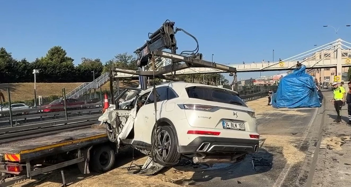 Küçükçekmece\'de Otomobil Otobüse Çarptı: 3 Ölü