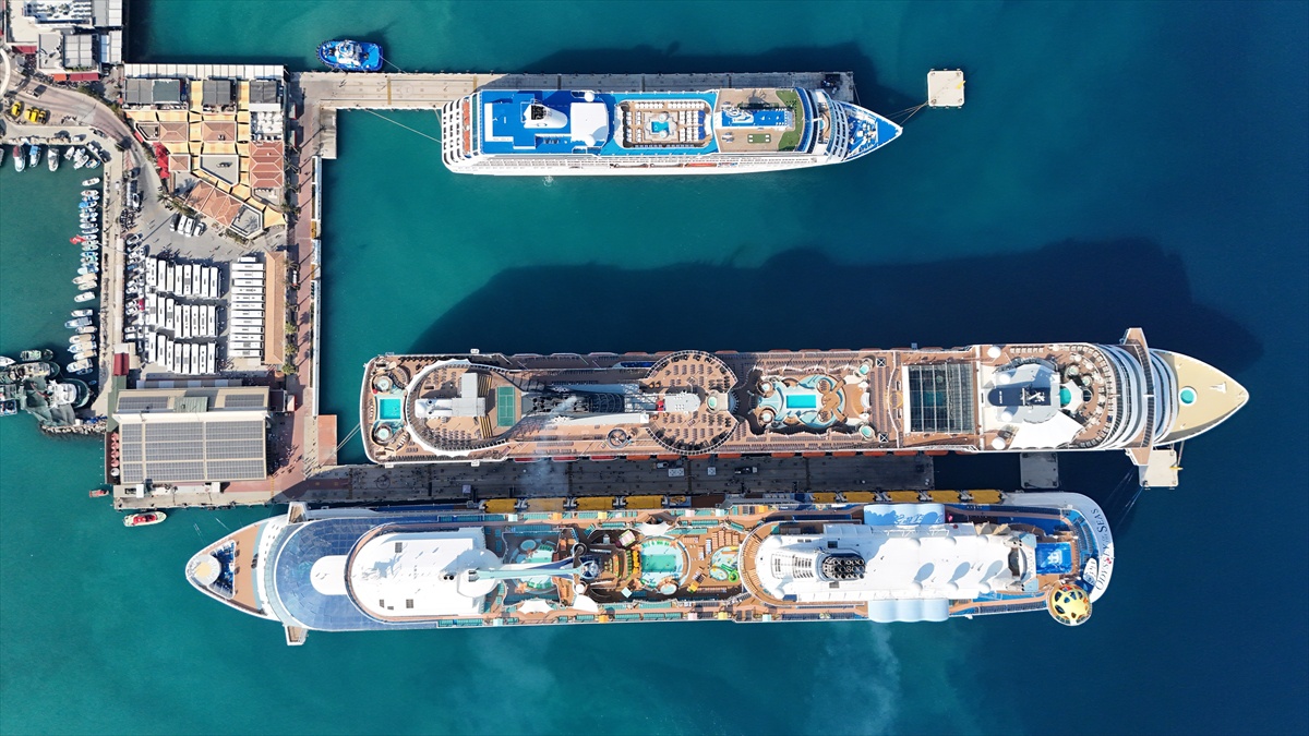 Kuşadası\'nda 9 Bin Turist Kruvaziyerle Geldi