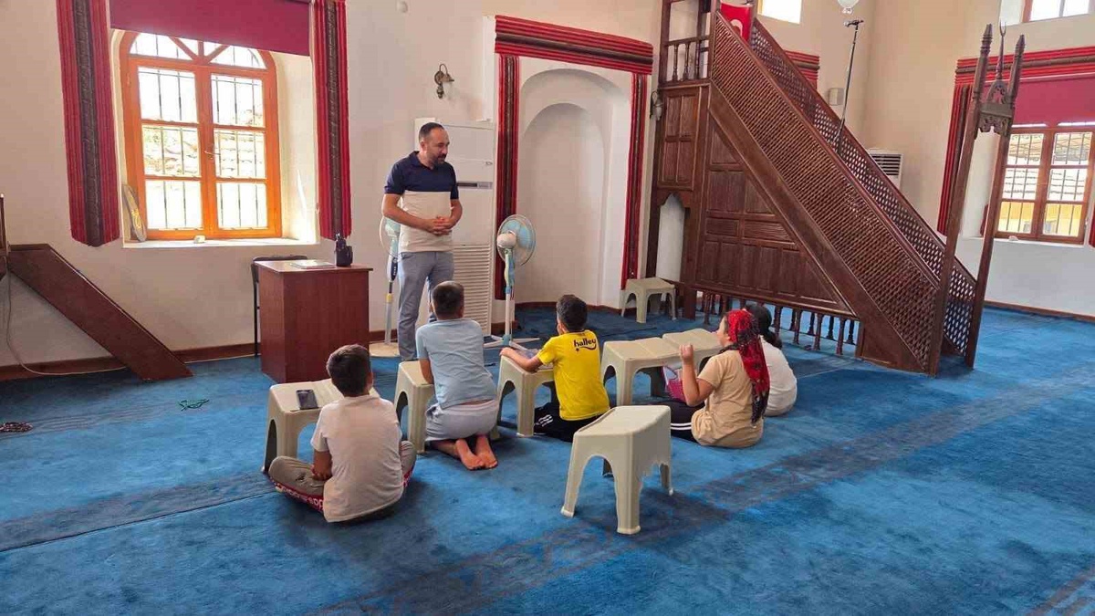 Kuyucak\'ta Yaz Kur\'an Kurslarına Seminer