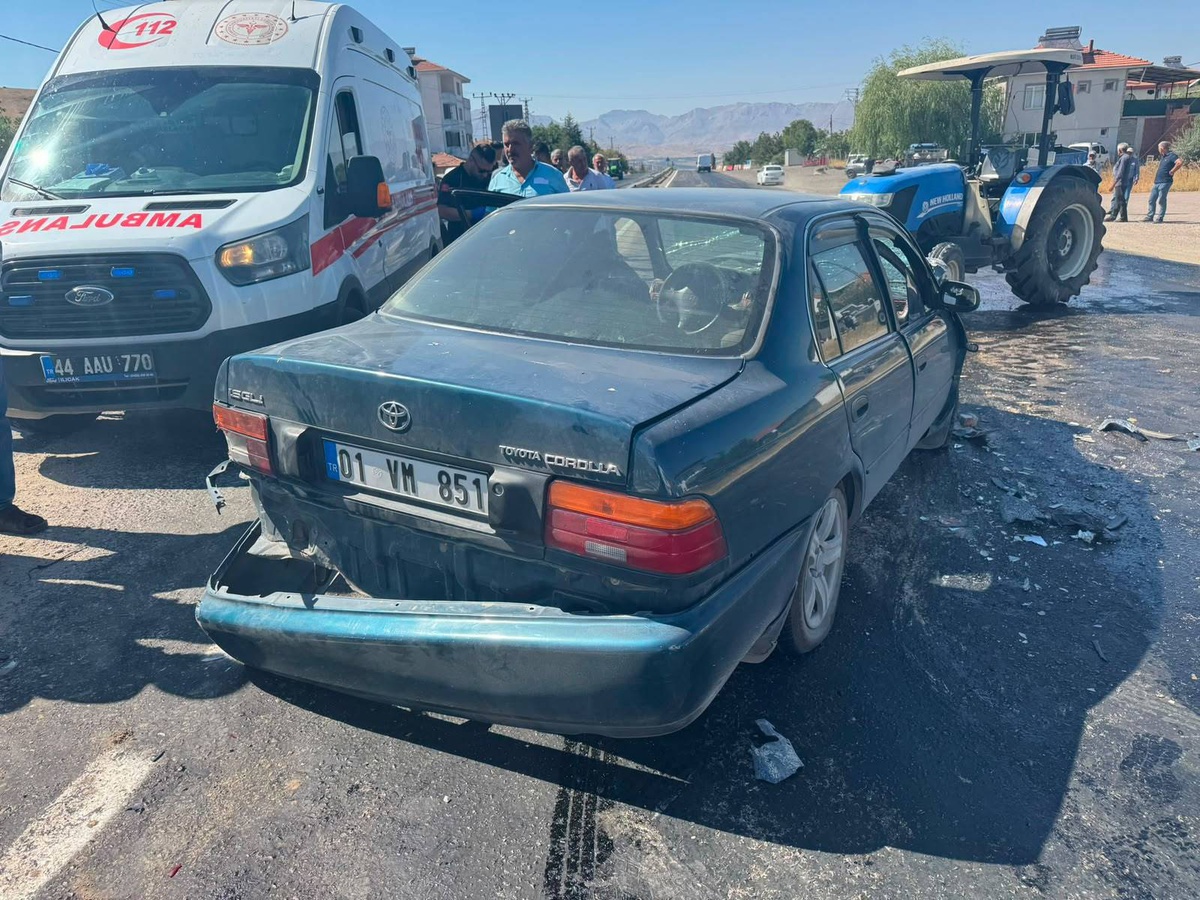 Malatya\'da Traktör-Otomobil Çarpıştı: 3 Yaralı