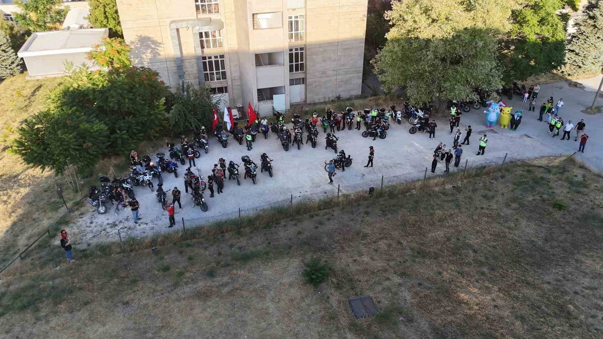 Motosikletçilerden Çocuklara Moral Desteği