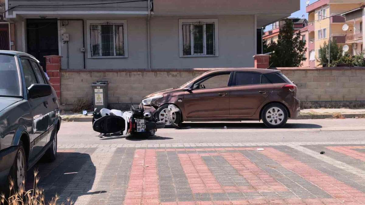 İnegöl\'de Motosiklet-Otomobil Kazası: 3 Yaralı
