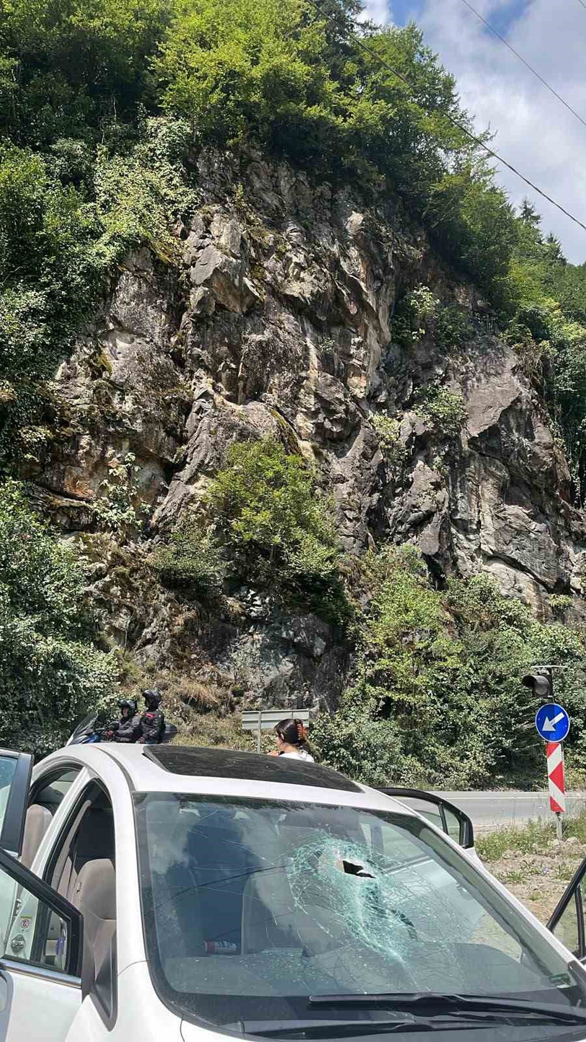 Otomobilin Üzerine Kaya Düştü, 1 Yaralı