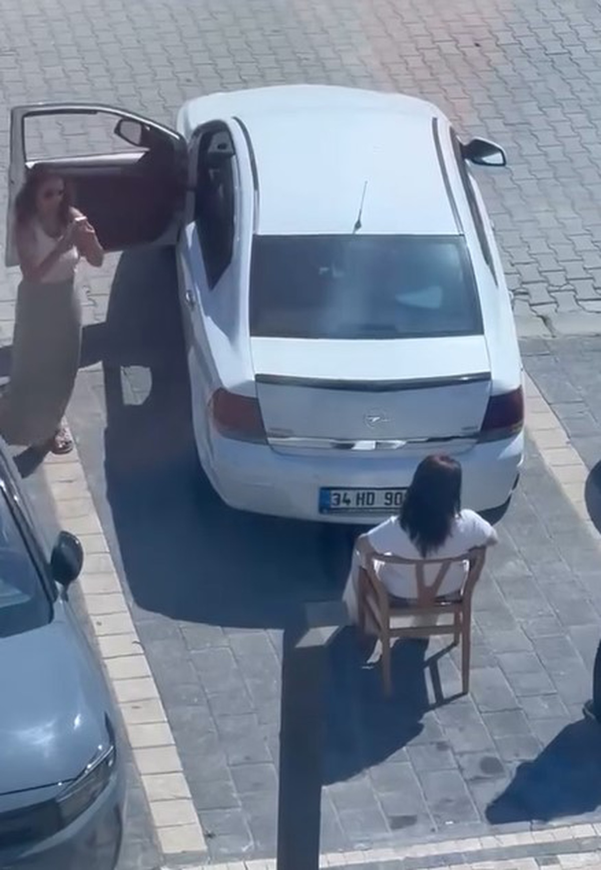Kafe Çalışanı Park Yerini Engelledi
