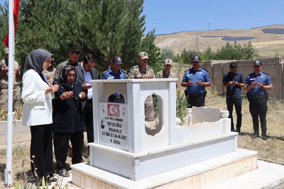 Şehit Polis Erdem Kılıç Kabri Başında Anıldı