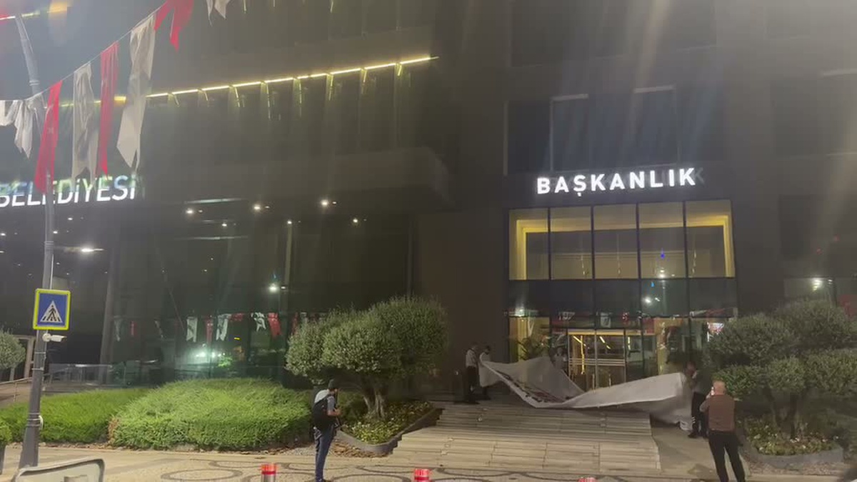 Üsküdar Belediyesi\'ndeki Sinem Dedetaş posteri indirildi