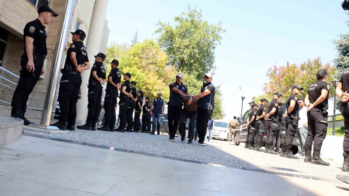 10 Yıl Sonra Yakalanan FETÖ\'cü Burkay Karatepe Adliyede