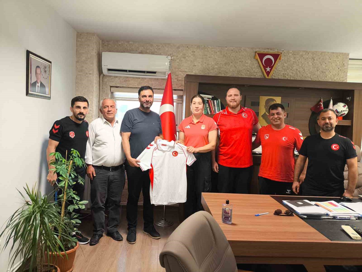 U-20 Kadın Güreş Milli Takımı Afyonkarahisar'da Kamp Yapıyor