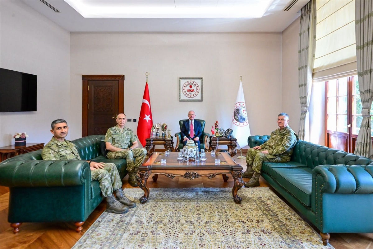 Tümgeneral Aksoytürk\'ten Vali Turan\'a Ziyaret