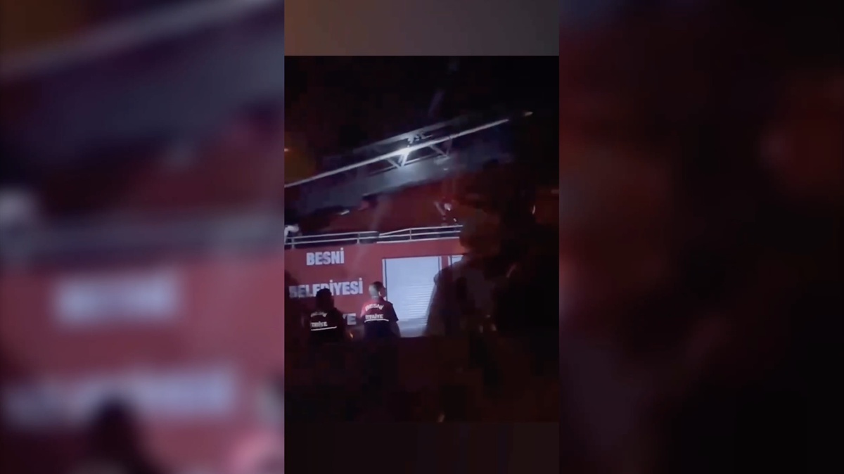 Besni\'de okul çatısında yangın