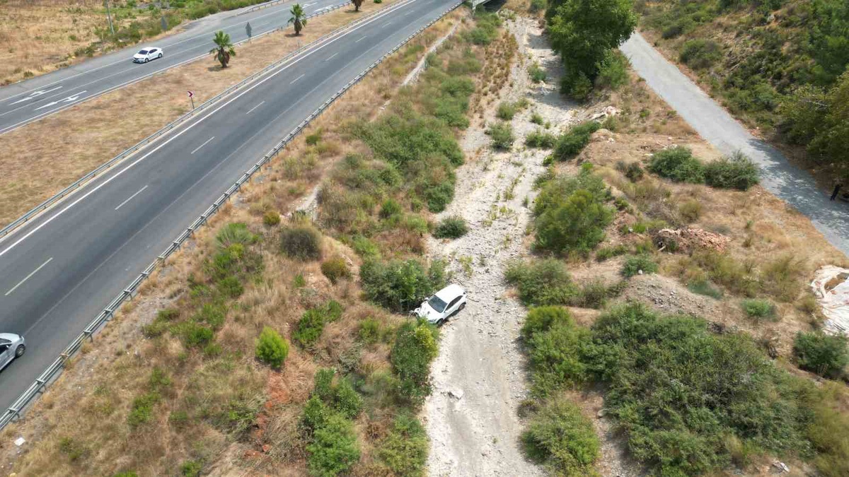 Gazipaşa\'da Otomobil Dereye Uçtu: Sürücü Yaralandı