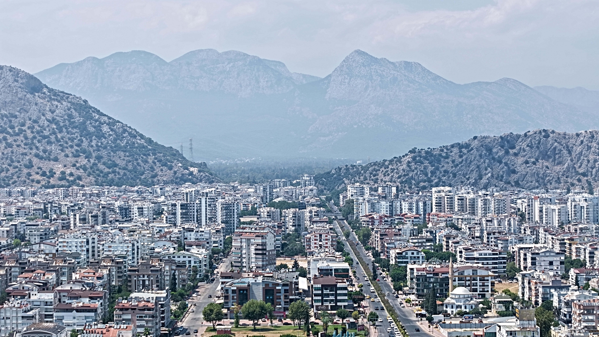 Antalya\'da Bunaltıcı Hava, Sahilleri Doldurdu