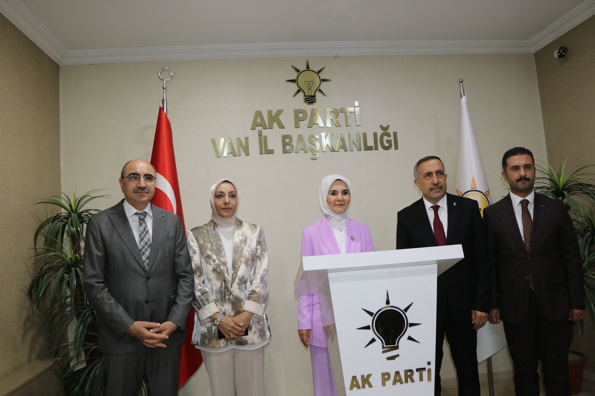 Bakan Göktaş Van\'da Ziyaretler Gerçekleştirdi