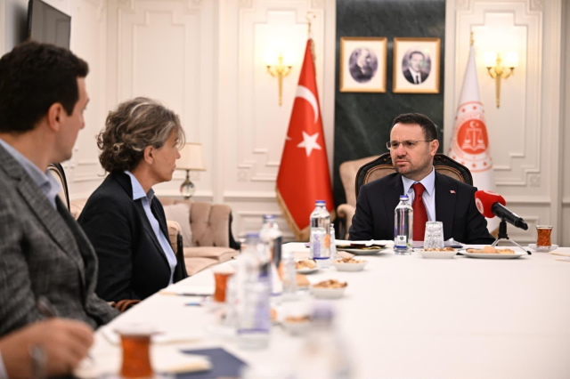 Bakan Gürlek, Behçet Oktay'ın ailesini kabul etti! İşte görüşmeden ilk kareler