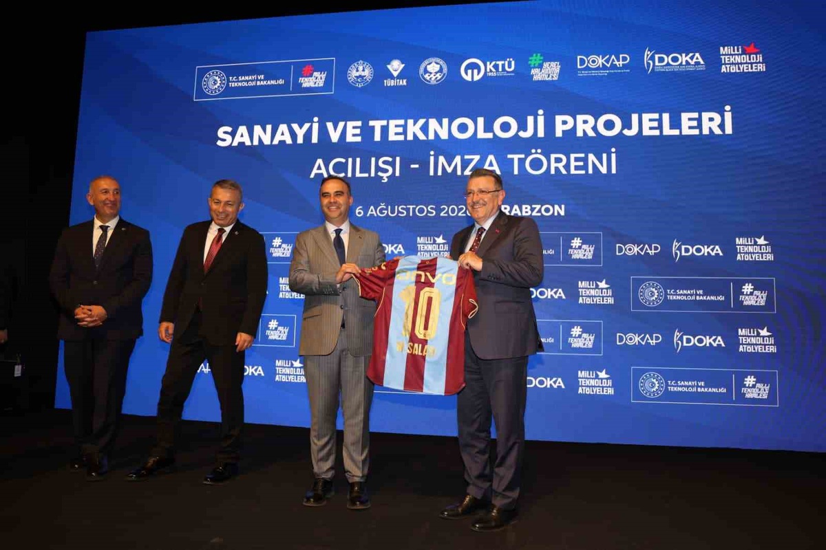 Bakan Kacır: Salah\'ın Transferi Trabzon\'a Hayırlı Olsun