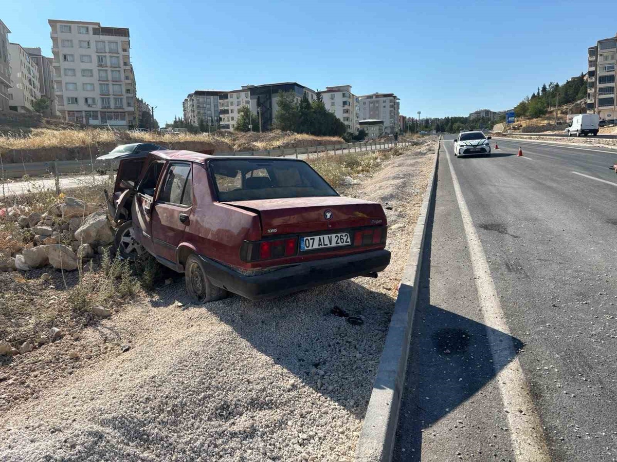 Besni\'de Şarampole Devrilen Araçta Sürücü Yaralandı