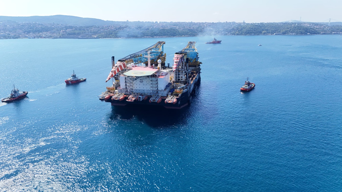 Dünyanın En Büyük Vinç Gemisi İstanbul\'da