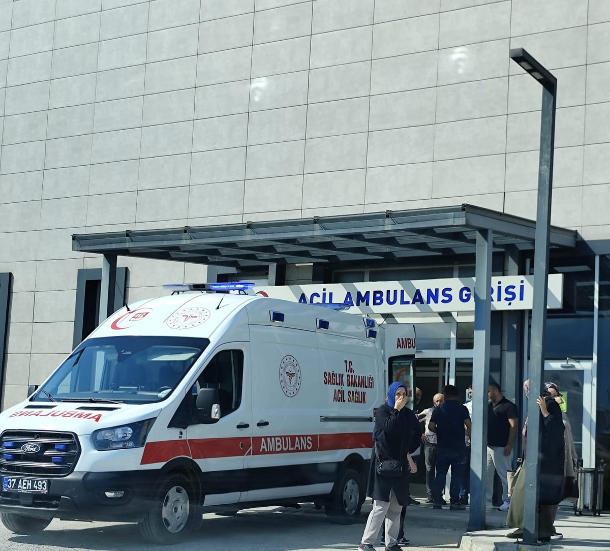 Cide\'de Traktör Devrildi: Sürücü Ağır Yaralandı