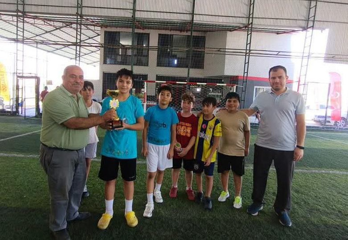 Erdemli\'de Kur\'an Kursu Öğrencilerine Futbol Turnuvası