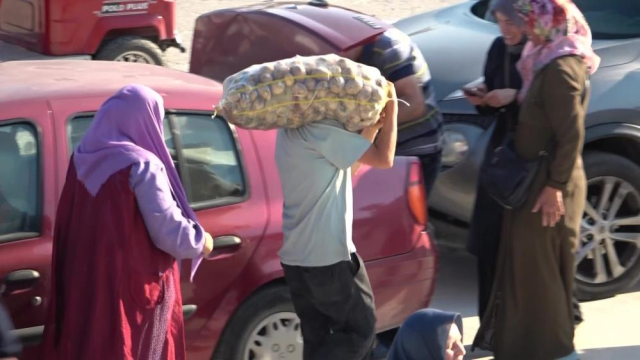 Geçen yıl zarardan, bu yıl kazançtan dağıttı! 6 ton patates 10 dakikada tükendi
