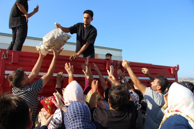Geçen yıl zarardan, bu yıl kazançtan dağıttı! 6 ton patates 10 dakikada tükendi