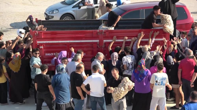 Geçen yıl zarardan, bu yıl kazançtan dağıttı! 6 ton patates 10 dakikada tükendi