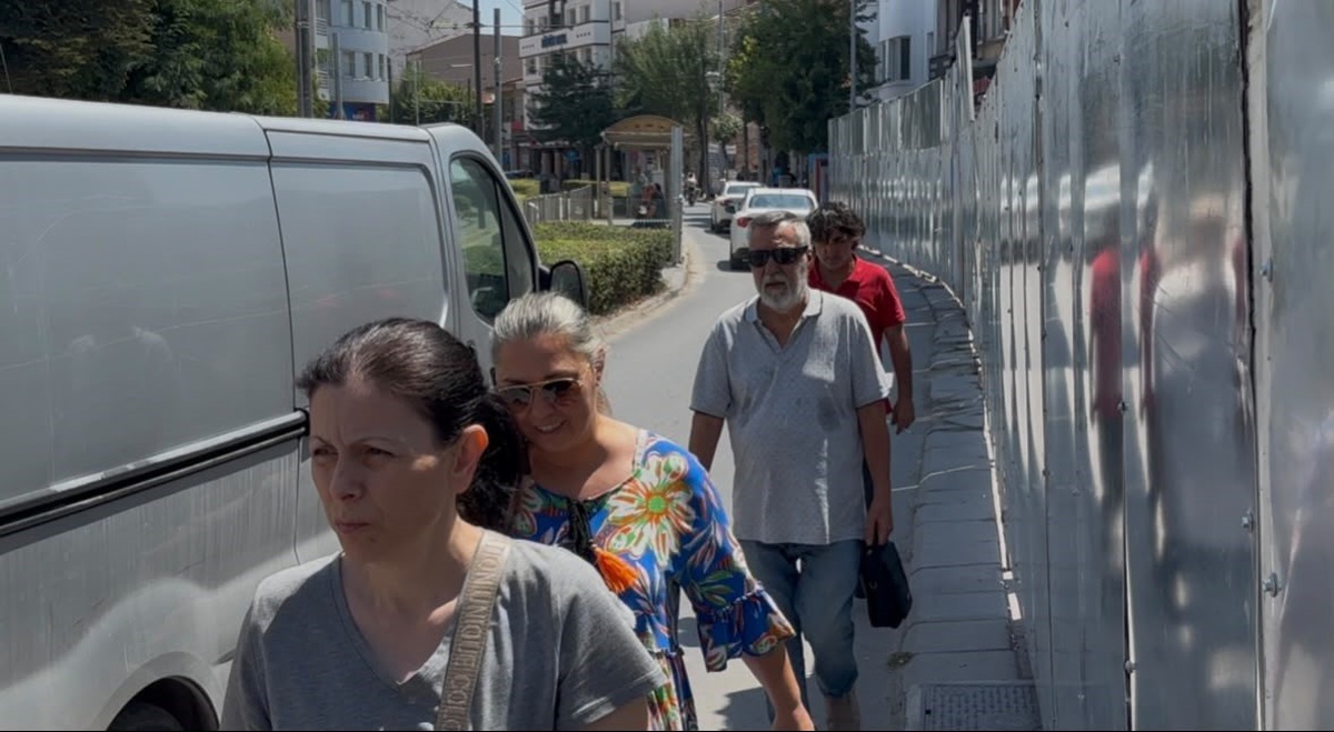 Yayalar İnşaat Paravanlarıyla Mahsur Kaldı