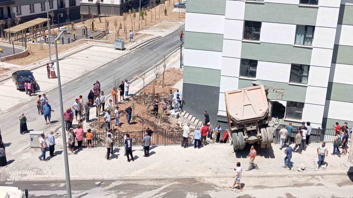 Malatya\'da Kamyon Kazası: Sürücü Sıkıştı