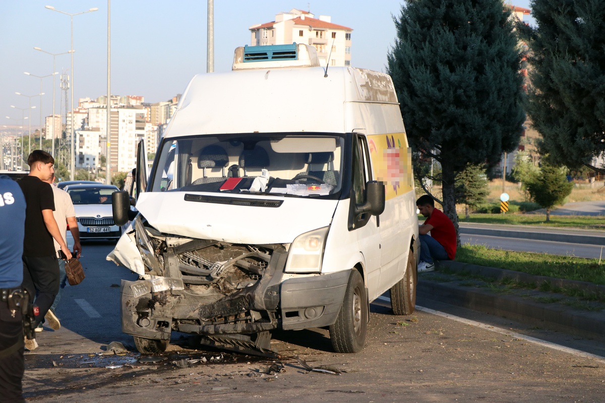 Kayseri\'de Kaza: 2 Yaralı