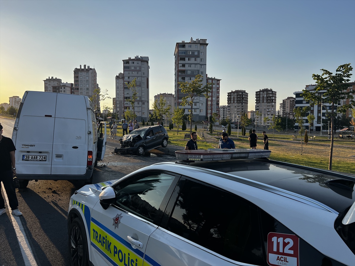 Kayseri\'de Otomobil ve Minibüs Çarpıştı: 2 Yaralı