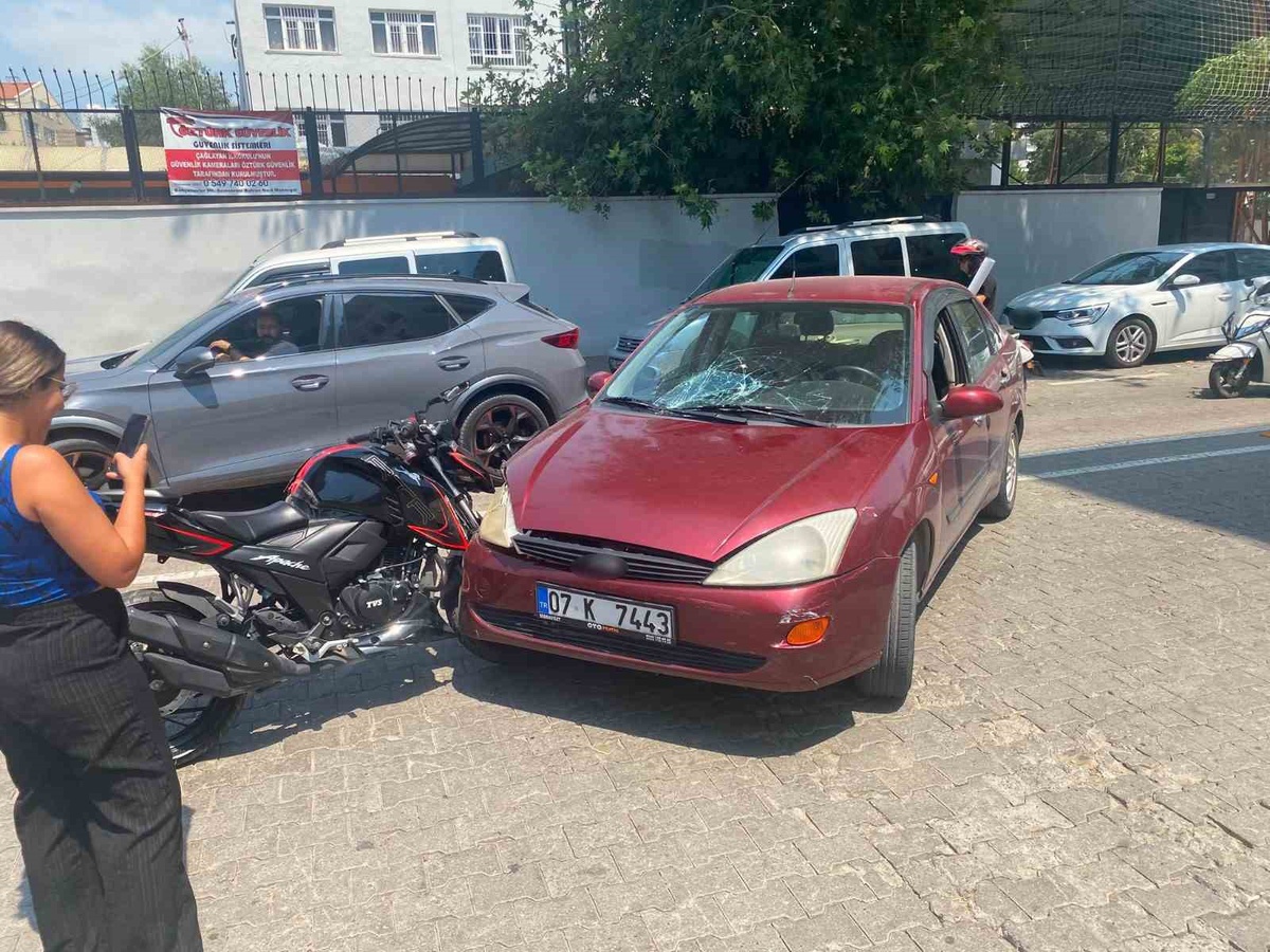 Manavgat\'ta Trafik Kazası: Sınıf Arkadaşları Çarpıştı