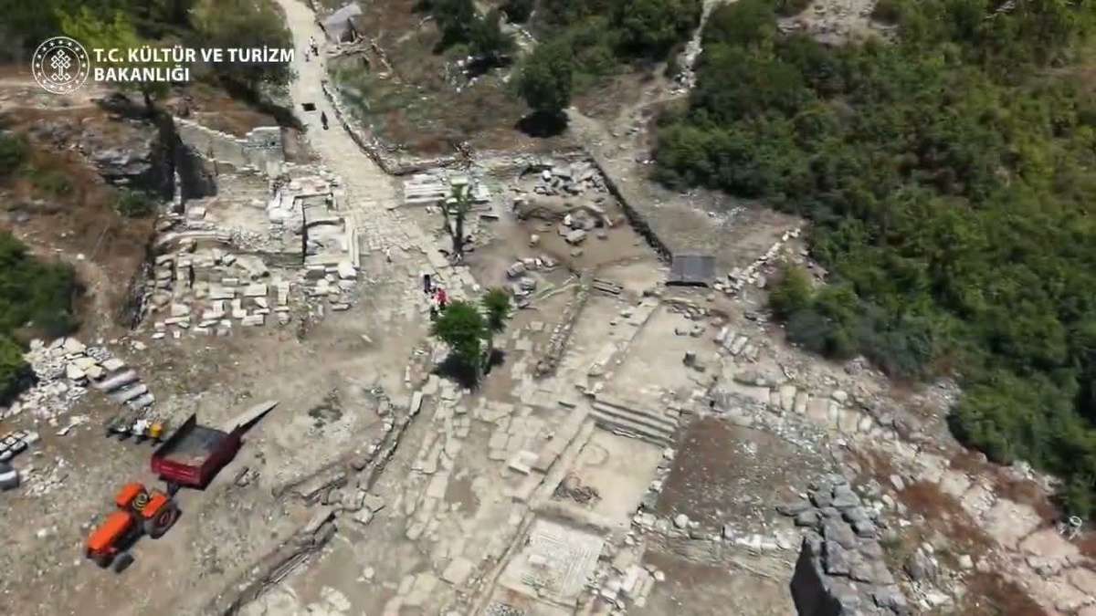Aspendos\'ta Sağlık Tanrısı Heykeli Bulundu