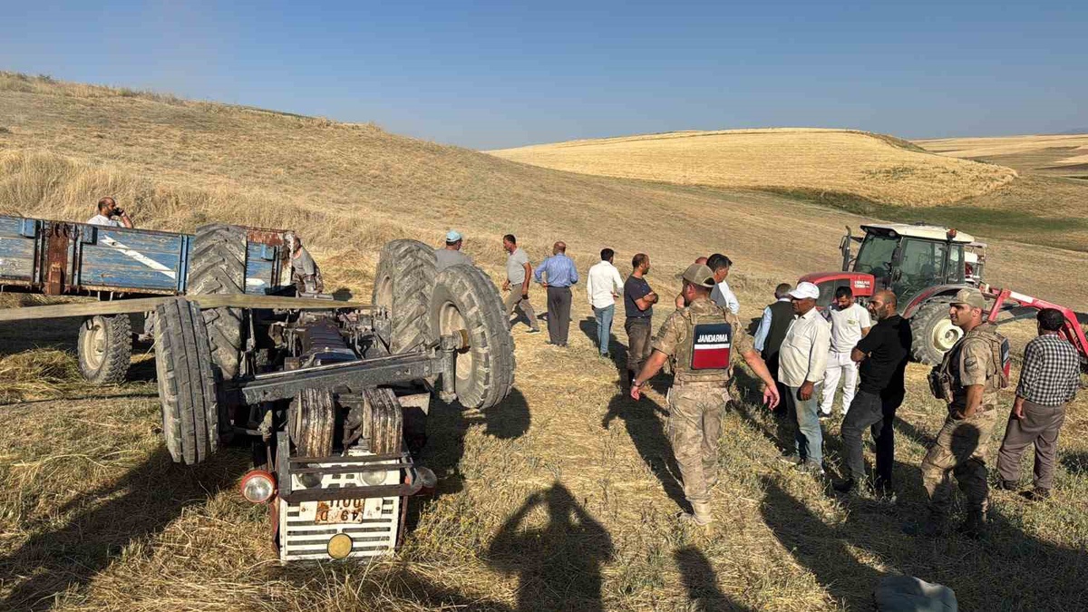 Muş\'ta Traktör Devrildi, Sürücü Hayatını Kaybetti