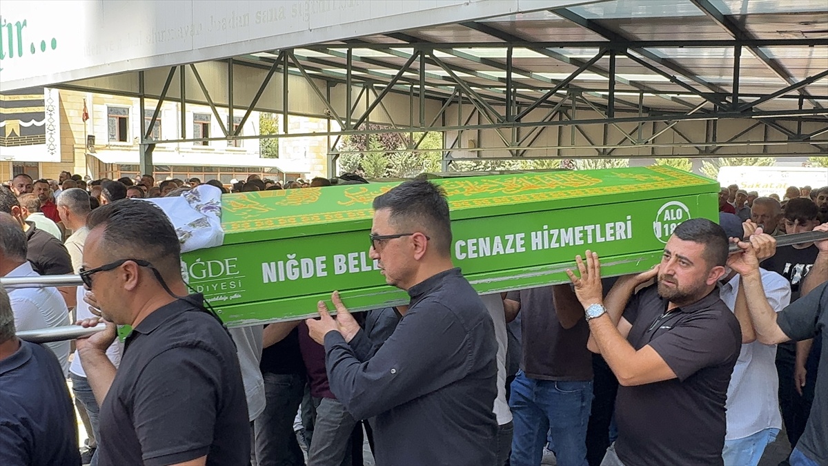 Niğde\'de Cinayet: İpek Gezer Toprağa Verildi