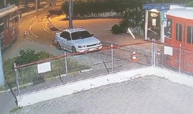Nostalji tramvayına molotoflu saldırı! O anlar kamerada