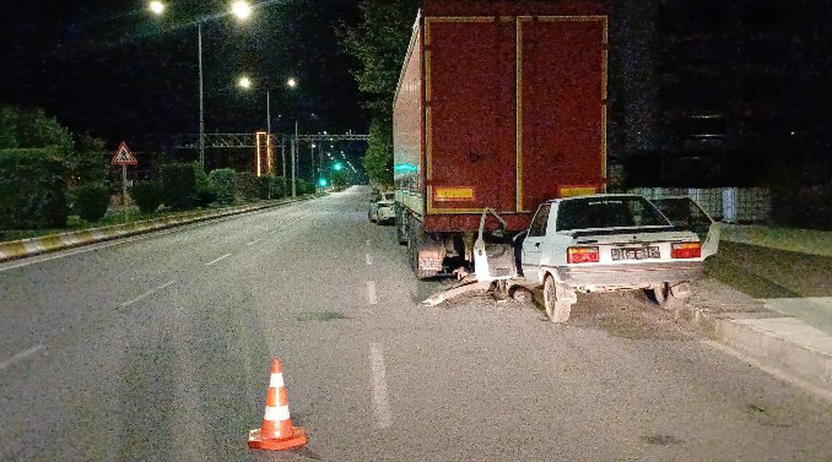 Alkollü Sürücü TIR\'a Çarptı: Yaralı