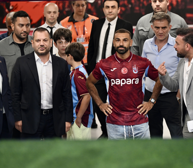 Salah yaklaşık 30 bin taraftarın önünde imzayı attı! İşte taraftarlara mesajı