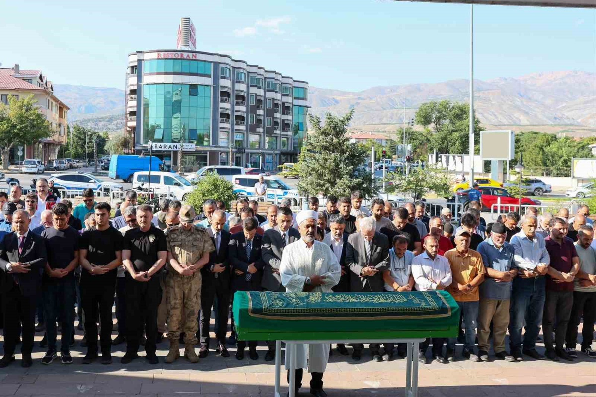 Erzincan\'da Şehit Babası Mehmet Zengin Son Yolculuğuna Uğurlandı