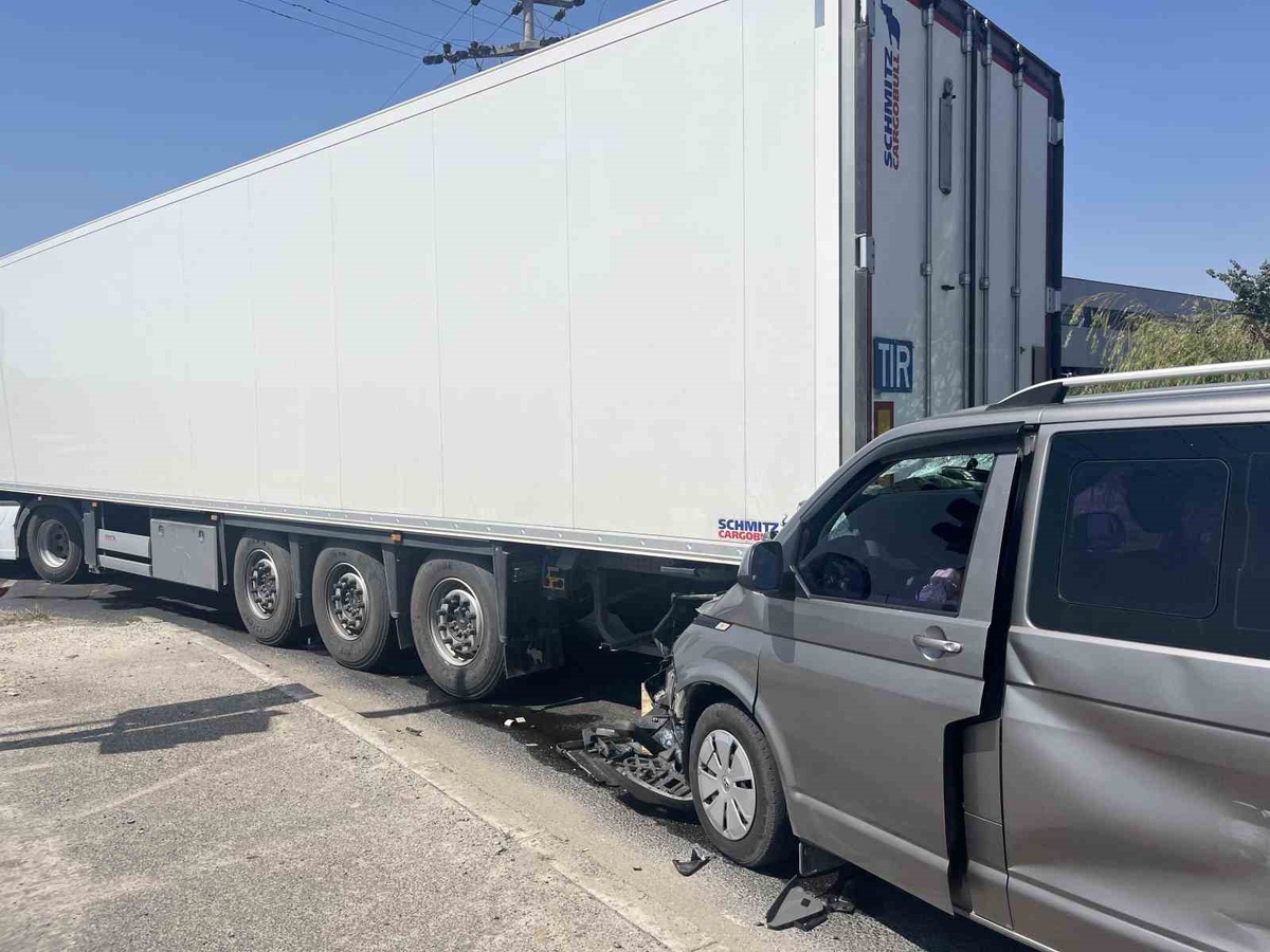 Tekirdağ\'da Kaza: Panelvan Tıra Çarptı
