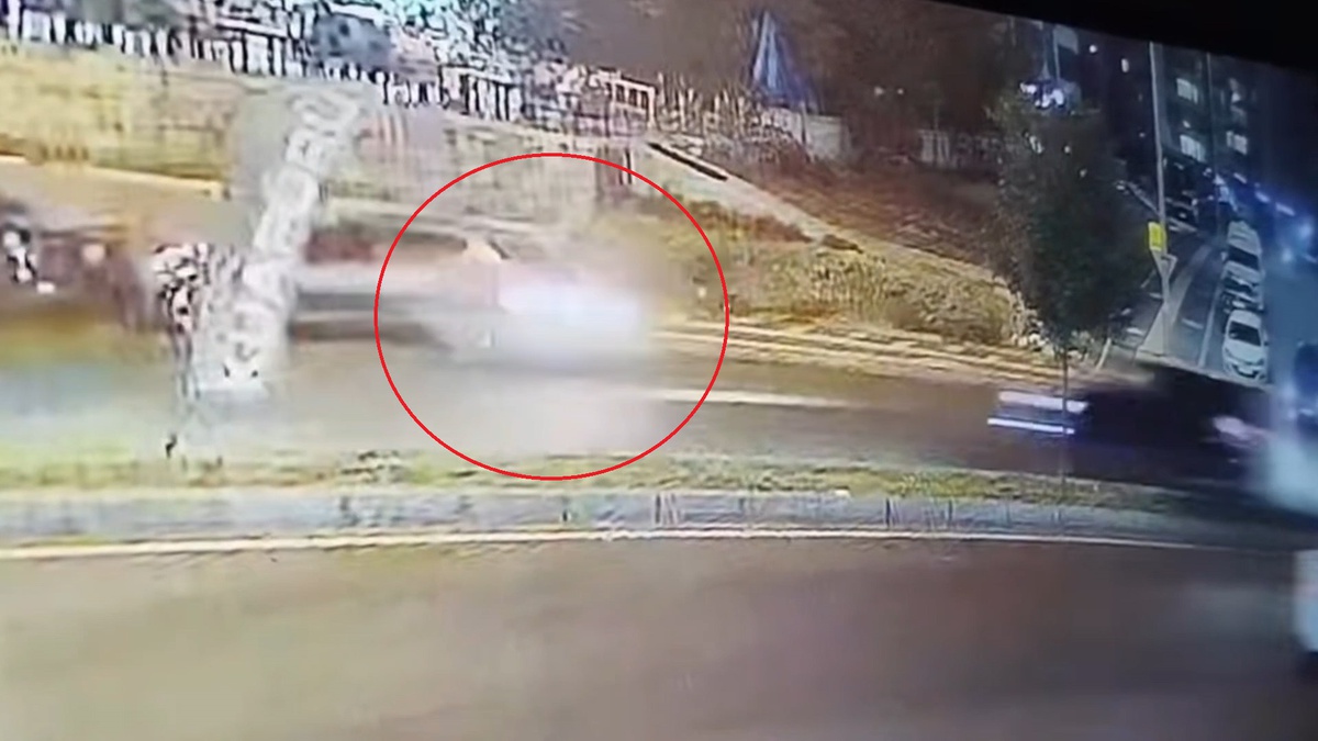 Diyarbakır\'da Motosiklet Devrildi, Kurye Kurtuldu
