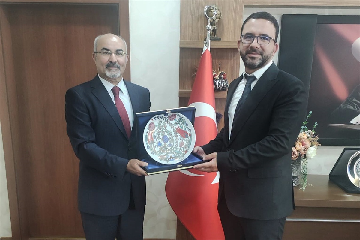 Prof. Dr. Üstündağ\'dan Sağlık İdaresine Ziyaret