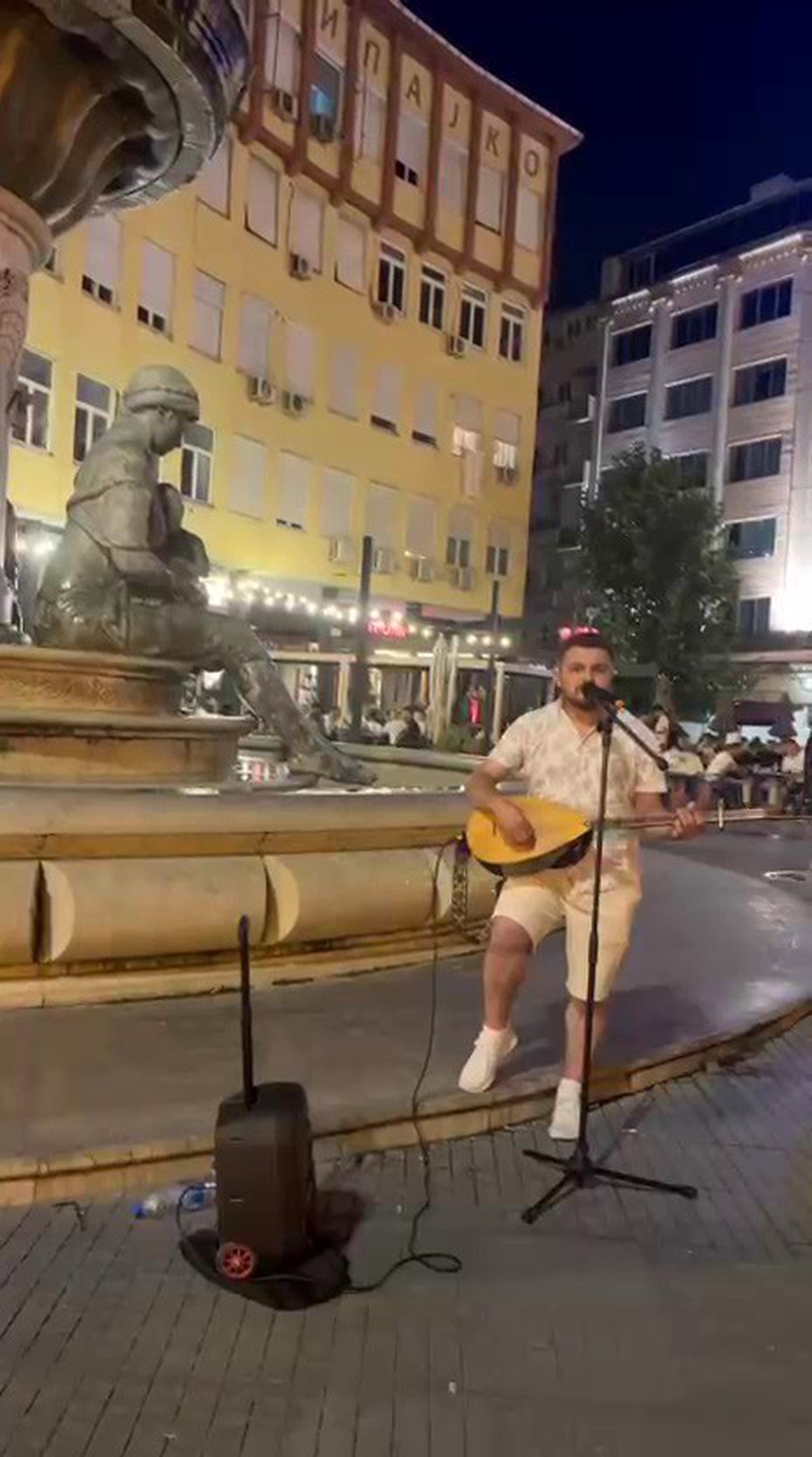 Sivaslı Mühendis Üsküp\'te Türkü Seslendirdi