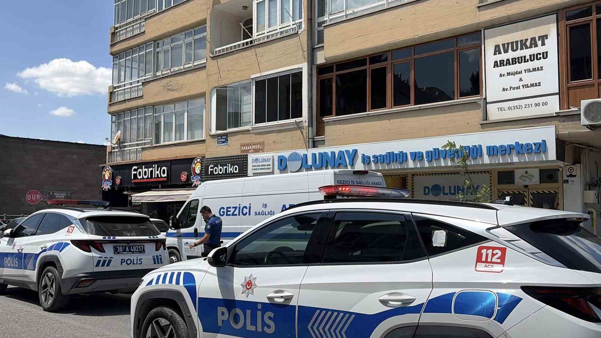 Kayseri\'de Vakfa Kurşun Sıkıldı