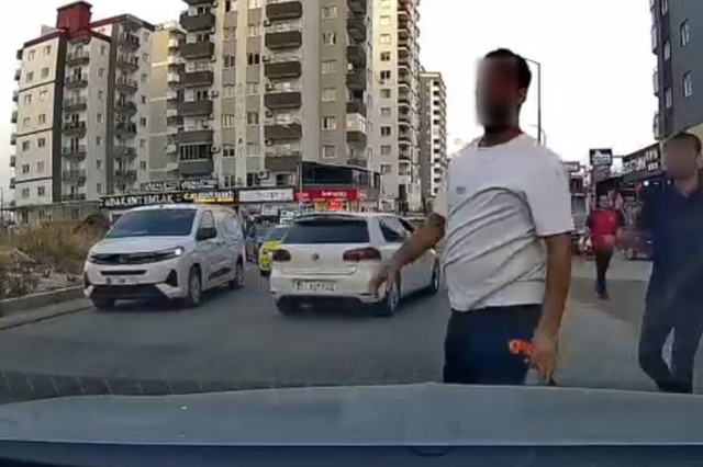 Yol verme tartışmasında inanılmaz magandalık! Testereyle dehşet saçtı