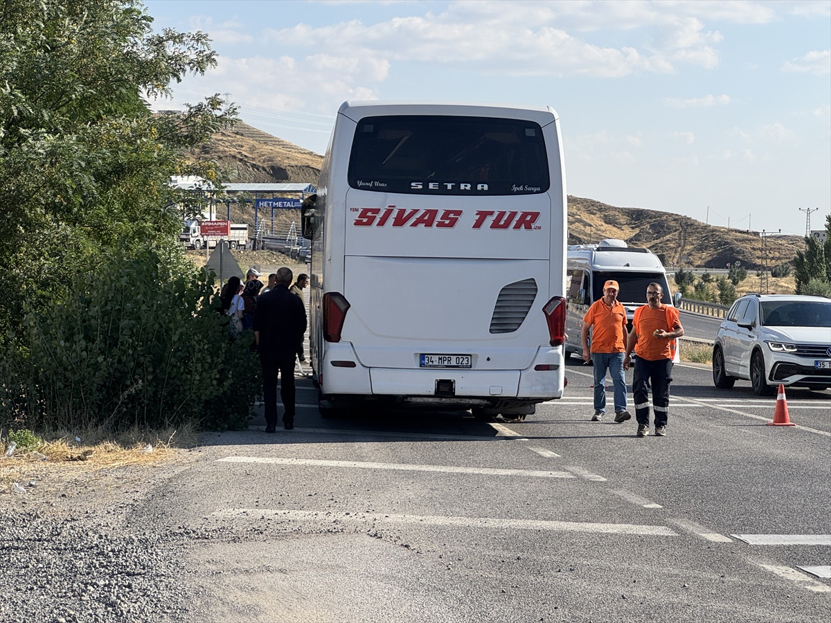 Yozgat\'ta Otobüs ile Traktör Çarpıştı
