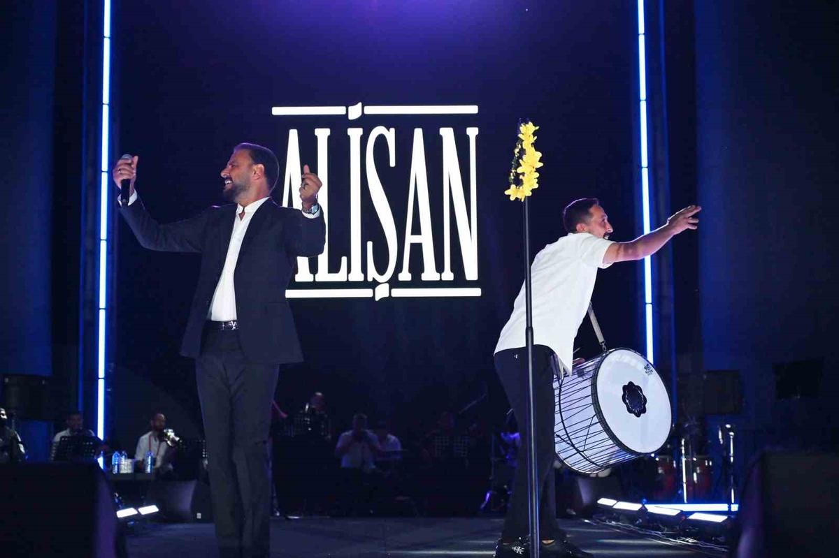 Alişan, Nevşehir\'de Unutulmaz Bir Konser Verdi