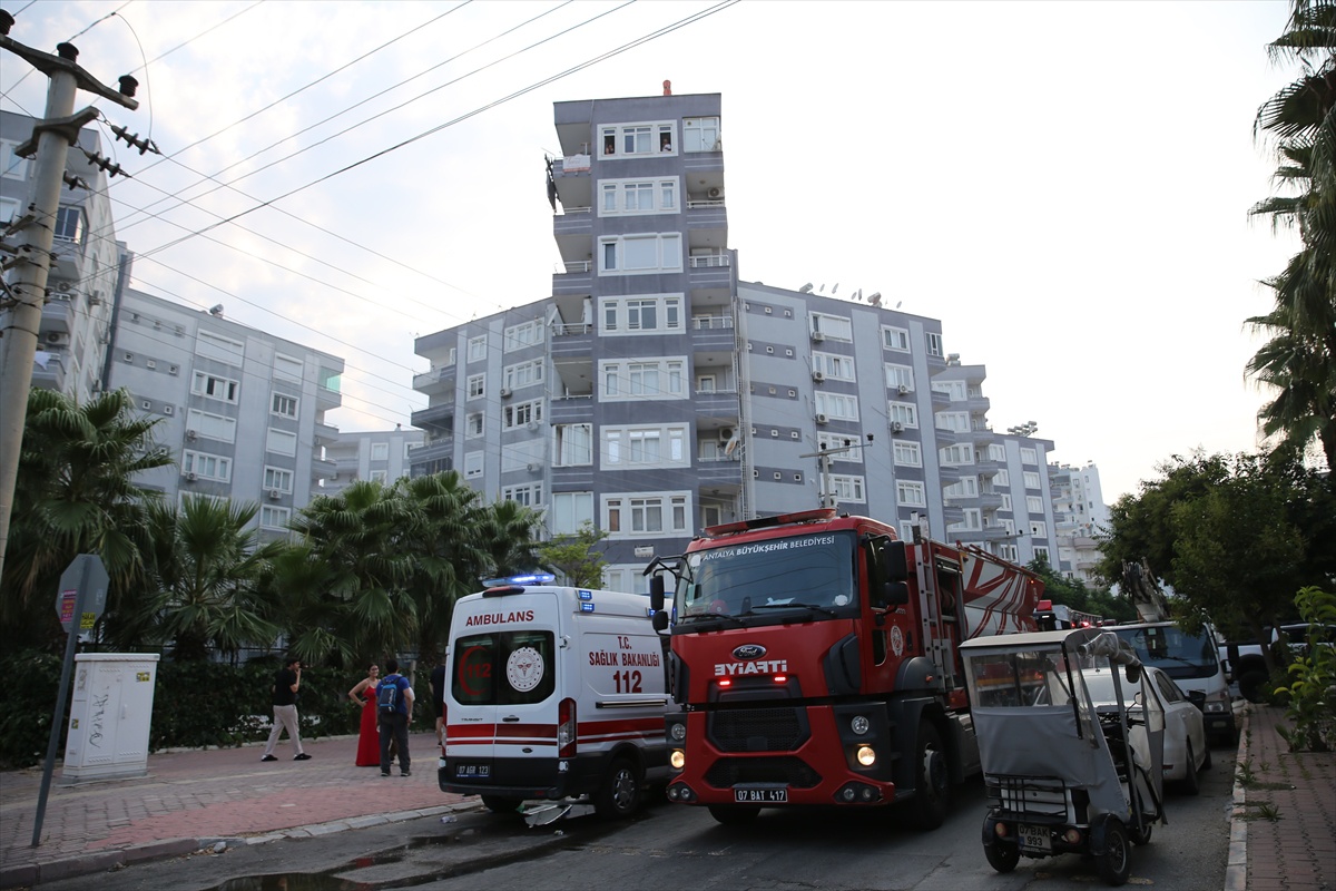 Antalya\'da Yangın: 5 Kişi Hastaneye Kaldırıldı